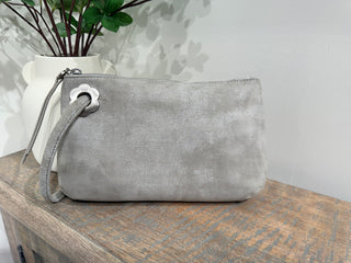 Daisy Daze Large Wristlet - barndoorboutiquetn