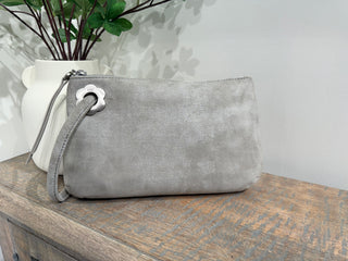 Daisy Daze Large Wristlet - barndoorboutiquetn